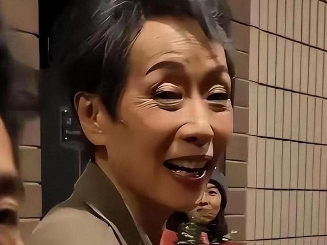 现原形皮肤下垂暗沉老得认不出这才是原相机！路人镜头下明星(图1)