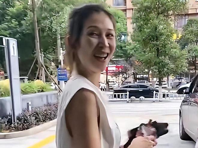 现原形皮肤下垂暗沉老得认不出这才是原相机！路人镜头下明星(图3)